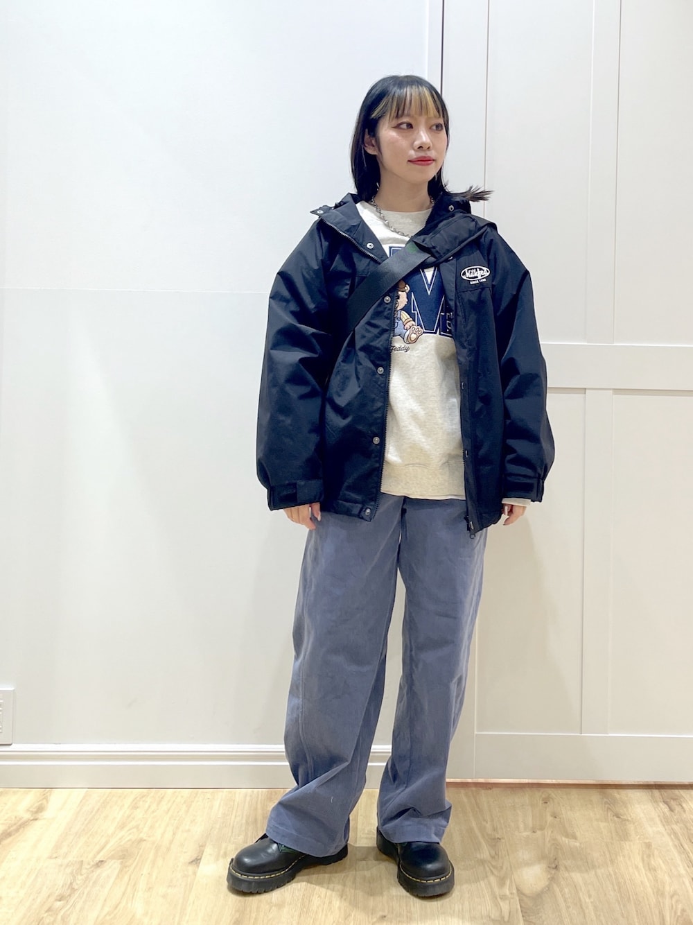 ブラック系のブーツ、ブルー系のその他パンツ、ブラック系のマウンテンパーカーを着用したレディースの冬コーディネートの1枚目の写真