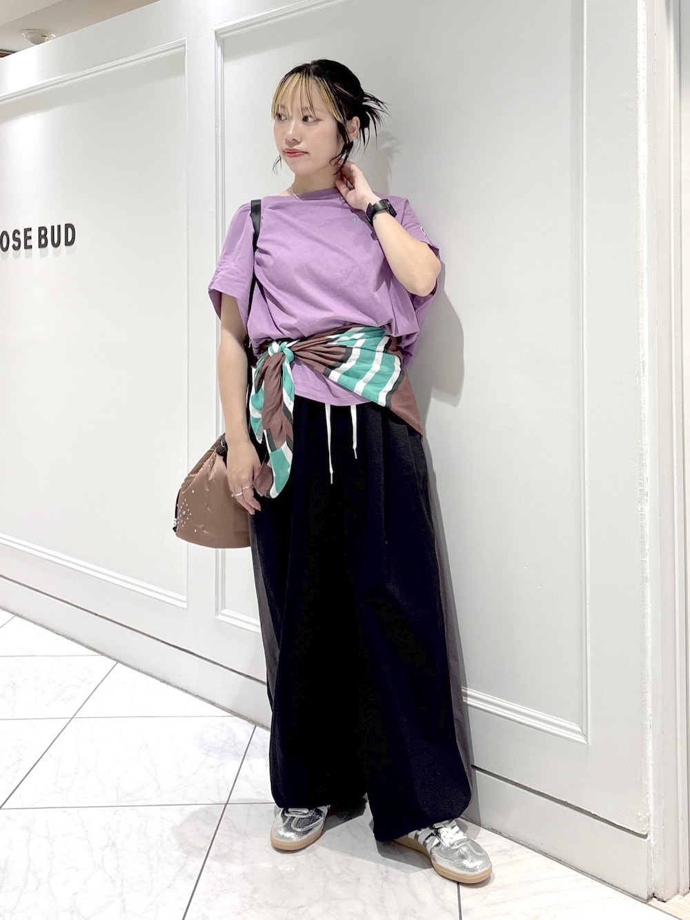 ブラック系のその他パンツ、シルバー系のスニーカー、パープル系のTシャツ/カットソーを着用したレディースの春コーディネートの1枚目の写真