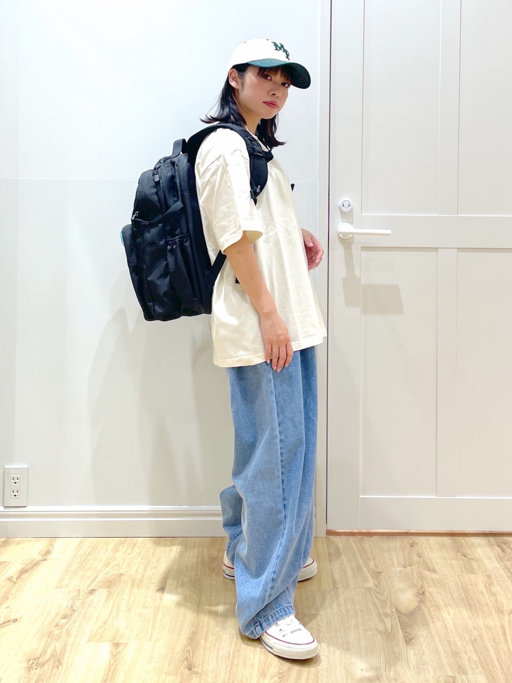 「アメカジ、白シャツ、ワイドパンツ、白Tシャツ、やっぱり帽子が好き、スニーカー、デニム、骨格ストレート、低身長コーデ、お出かけコーデ、スポーツミックス、ストリートコーデ、ストリート、バックパック、リュック」｜「MILKFED.のICE CREAM WIDE S/S TEE（Tシャツ/カットソー、ホワイト系）」を使った、SAKI 🍣さん（骨格ストレート・レディース・151cm）の春コーディネートの1枚目の写真