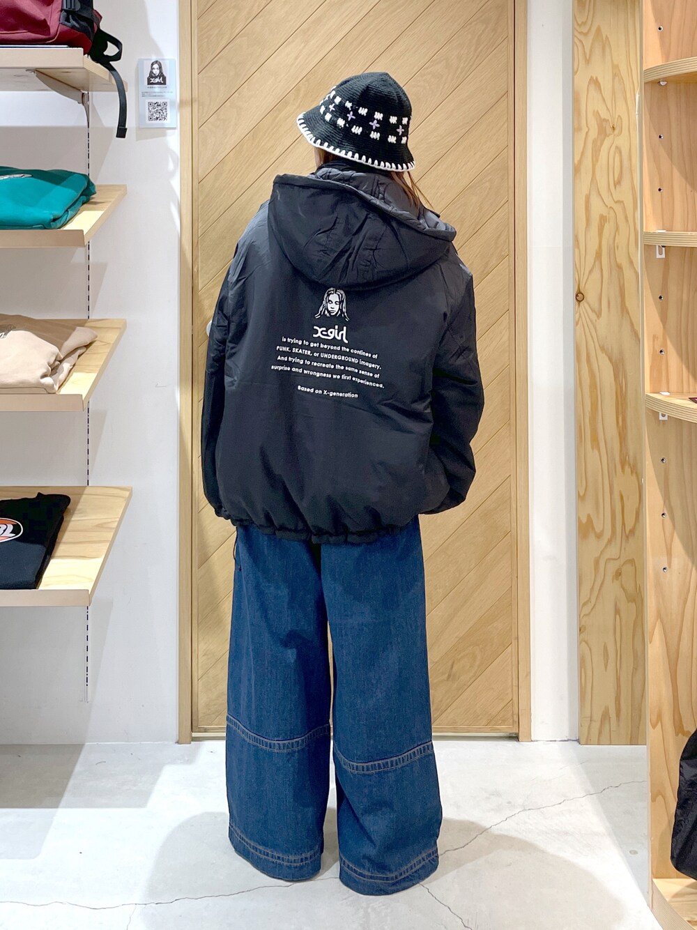 「ダウンジャケット、リバーシブル、ワイドパンツ、ワイドデニム、デニム、フード付きアウター、エックスガール、x-girl、ストリート、クロップドトップス、大人カジュアル、冬コーデ、バケットハット」｜「X-girlのBAGGY FLARE PANTS（デニムパンツ、ブルー系）」を使った、SAKI 🍣さん（レディース・151cm）の秋コーディネートの1枚目の写真