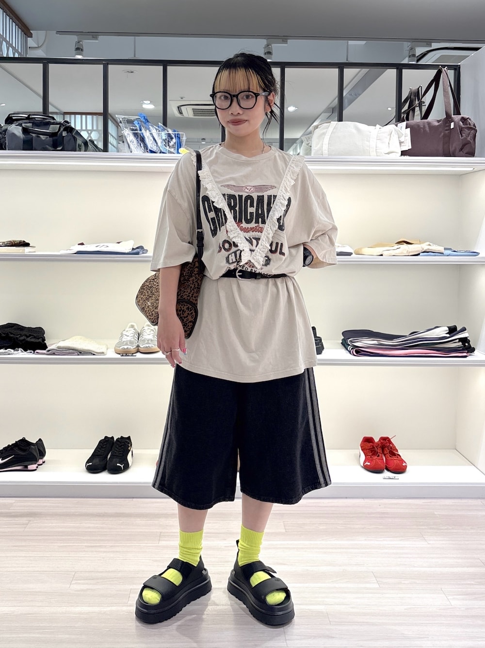 ブラック系のその他パンツ、ベージュ系のTシャツ/カットソー、ブラウン系のショルダーバッグを着用したレディースの夏コーディネートの1枚目の写真
