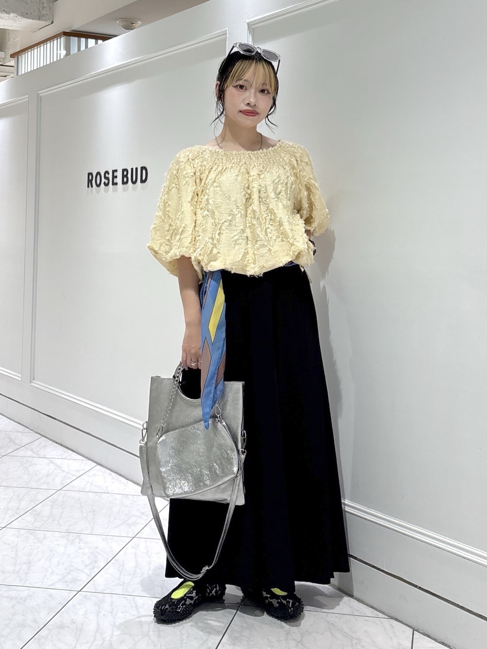 ブラック系のスニーカー、ベージュ系のシャツ/ブラウス、ブラック系のスカートを着用したレディースの夏コーディネートの1枚目の写真