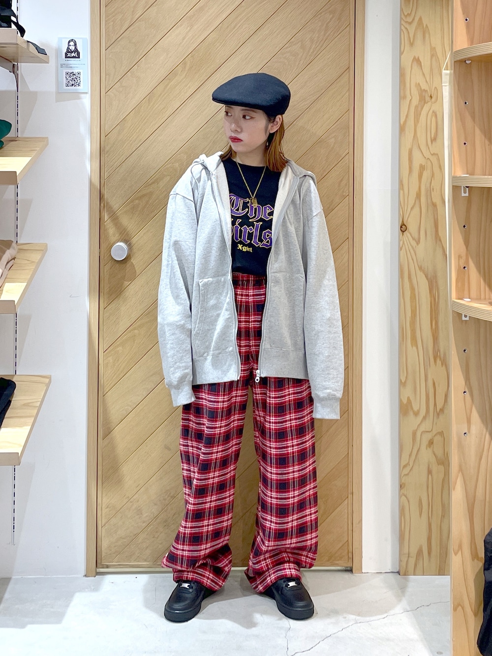 ブラック系のスニーカー、レッド系のその他パンツ、ブラック系のTシャツ/カットソーを着用したレディースの秋コーディネートの1枚目の写真