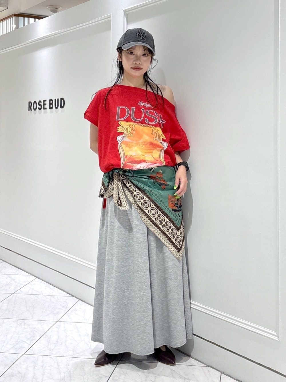 ブラウン系のパンプス、グレー系のスカート、レッド系のTシャツ/カットソーを着用したレディースの夏コーディネートの1枚目の写真