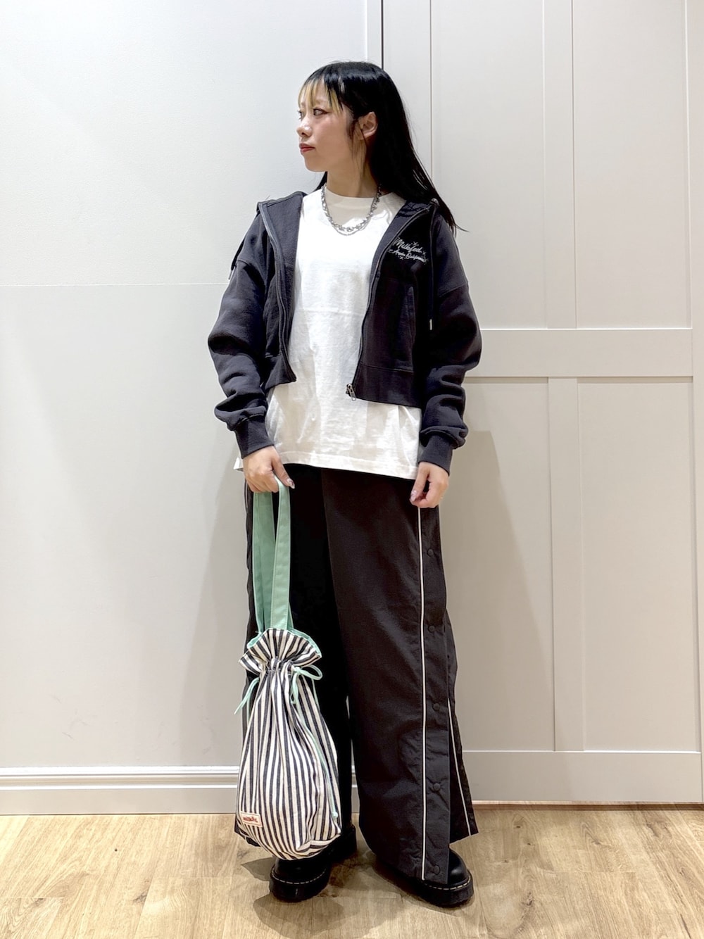 グレー系のその他パンツ、グレー系のパーカー、ホワイト系のTシャツ/カットソーを着用したレディースの冬コーディネートの1枚目の写真