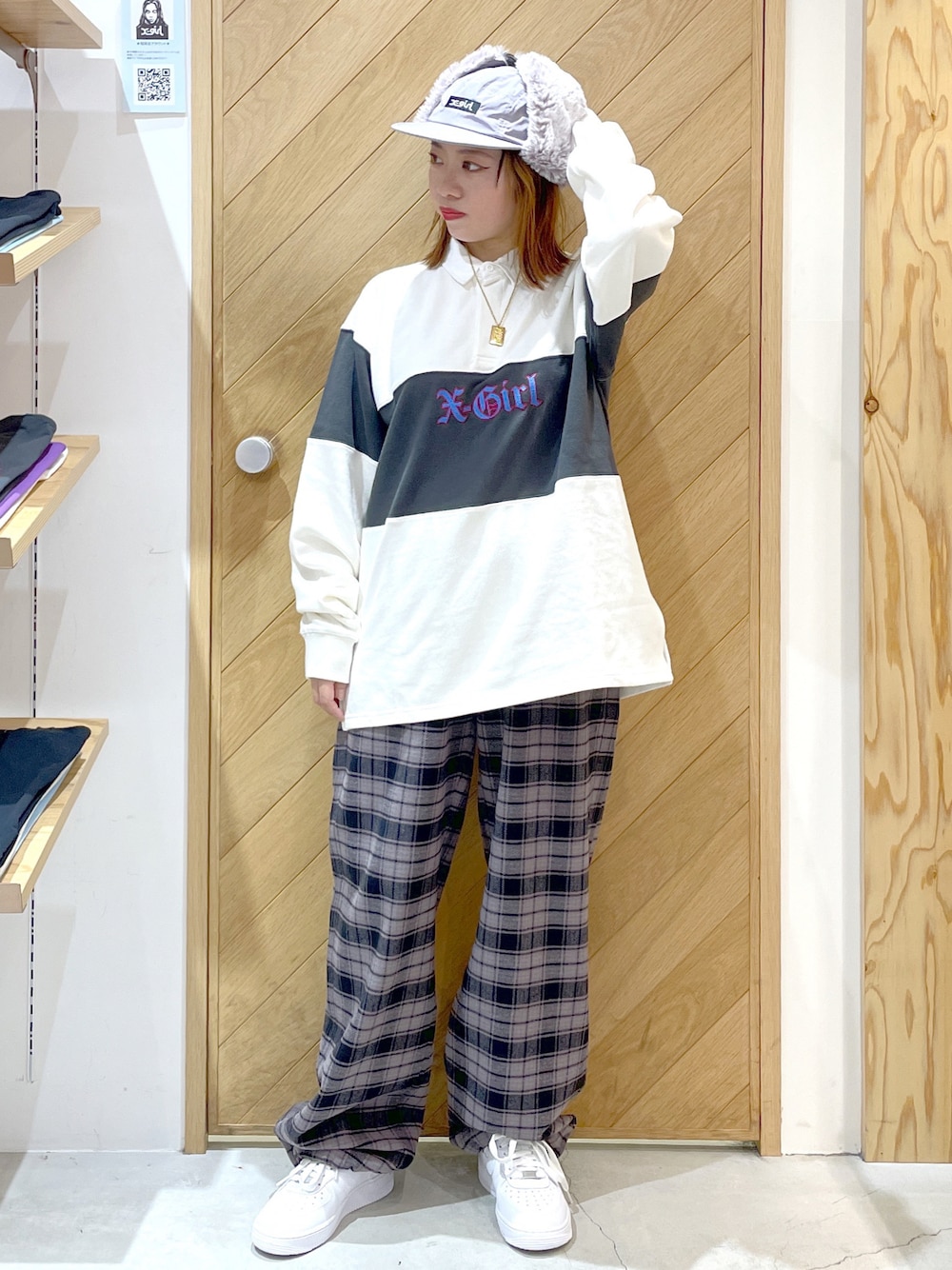 「ラグビーシャツ、ストリート、ストリートコーデ、チェックパンツ、AF1、白スニーカー、x-girl、エックスガール、ファーキャップ、低身長、おしゃれさんと繋がりたい、相互フォロー、秋服準備はじめました、チェック」｜「X-girlのHEAVYWEIGHT FLANNEL EASY PANTS/ヘビーウェイト　フランネル　イージーパンツ（その他パンツ、ブラック系）」を使った、SAKI 🍣さん（レディース・151cm）の秋コーディネートの1枚目の写真