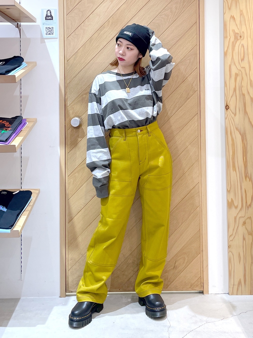 グリーン系のTシャツ/カットソー、ブラウン系のその他パンツ、ブラック系のブーツを着用したレディースの秋コーディネートの1枚目の写真