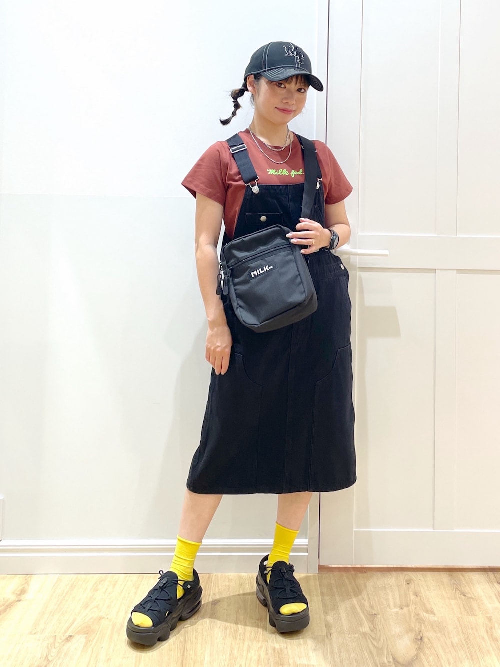 ブラック系のサンダル、ブラック系のサロペット/オーバーオール、ブラウン系のTシャツ/カットソーを着用したレディースの春コーディネートの1枚目の写真