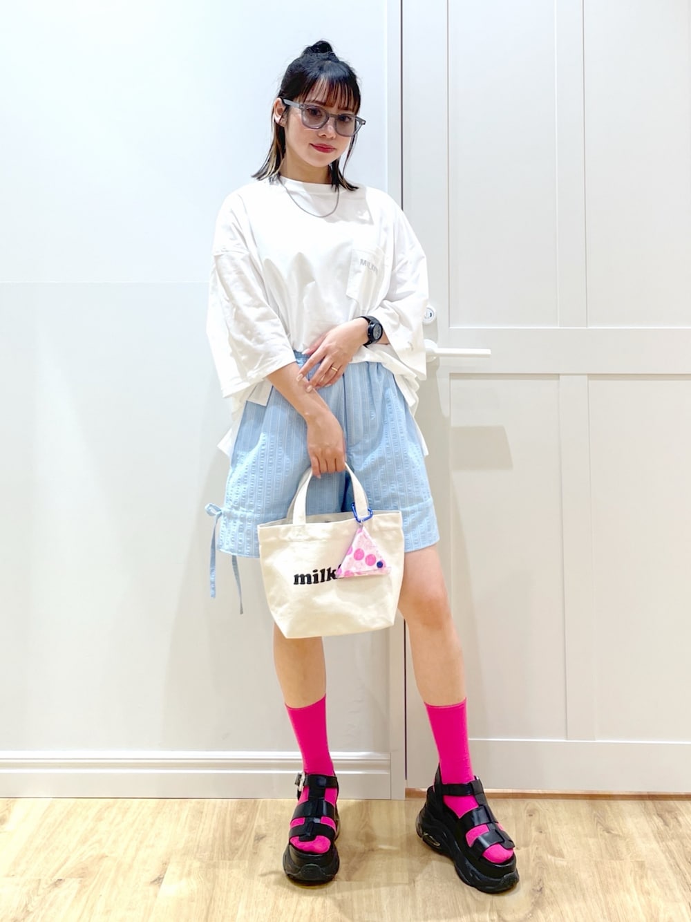 「サングラス、トートバッグ、BBQ、低身長、骨格ストレート、milkfed.、MILKFED.、ショートパンツ、Tシャツ、サンダル、おでかけコーデ、春夏コーデ、シルバーアクセサリー、カラーサングラス」｜「MILKFED.のPOINTED RIBBON SHORT PANTS（その他パンツ、ブルー系）」を使った、SAKI 🍣さん（骨格ストレート・レディース・151cm）の春コーディネートの1枚目の写真