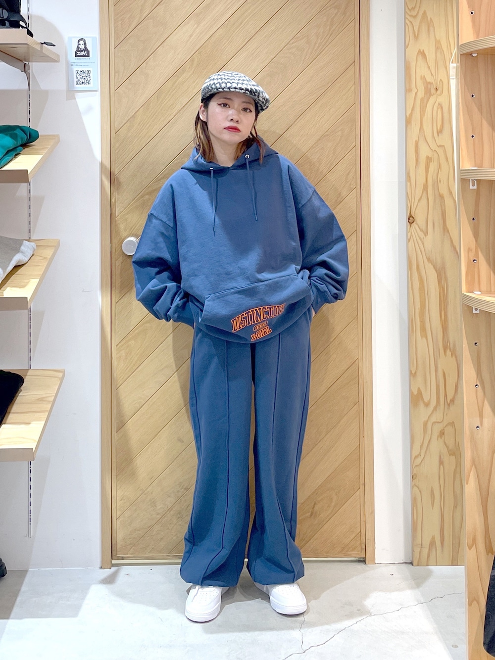 「セットアップ、スウェット、スウェットパンツ、オーバーサイズ、ビッグシルエット、ハンチング、AF1、スニーカー、ストリート、ストリートコーデ、エックスガール、x-girl、フーディー、パーカー」｜「X-girlのHUNTING CAP（ハンチング/ベレー帽、ホワイト系）」を使った、SAKI 🍣さん（レディース・151cm）の秋コーディネートの1枚目の写真