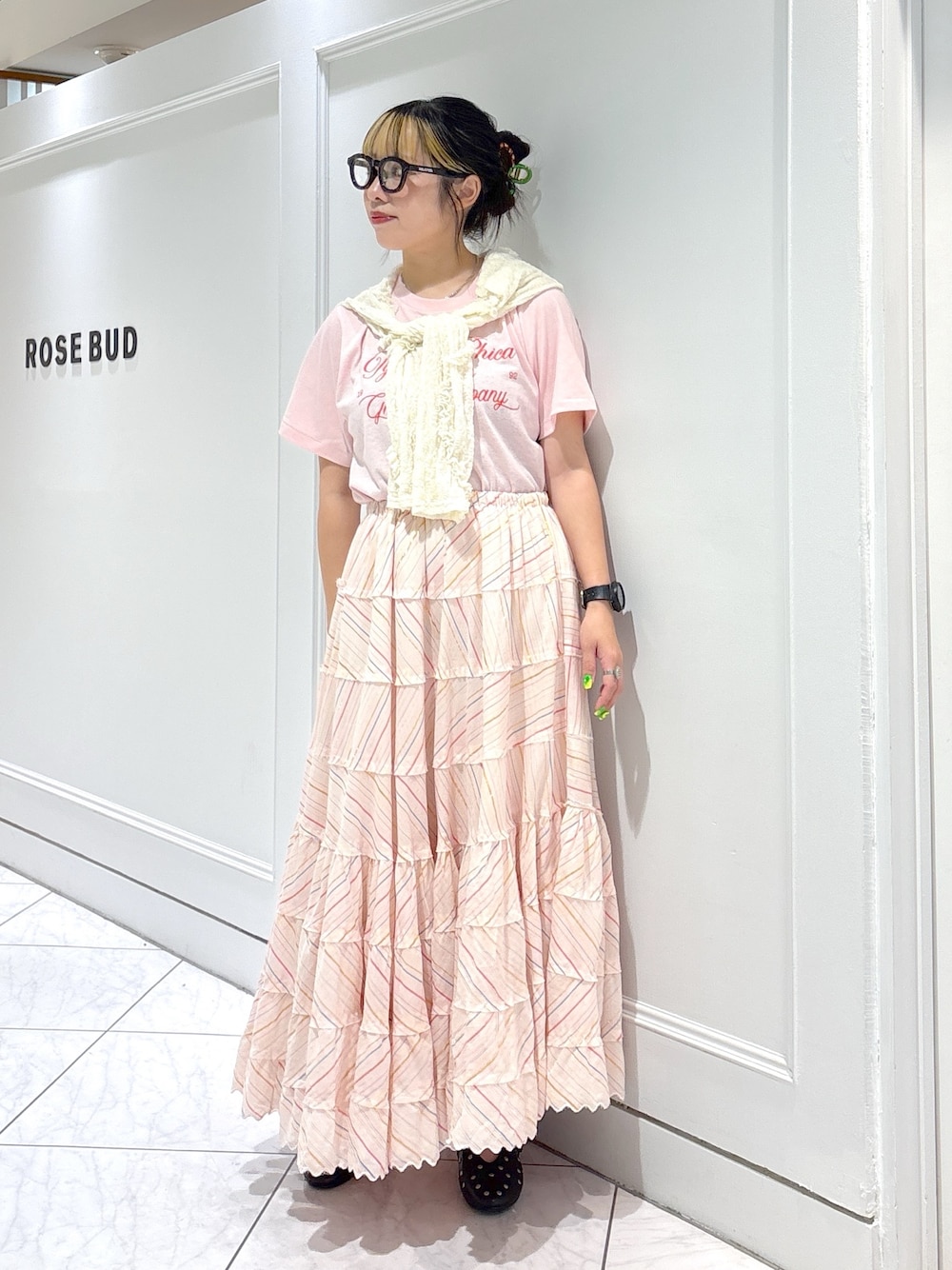 ピンク系のTシャツ/カットソー、ピンク系のスカート、ブラック系のその他シューズを着用したレディースの夏コーディネートの1枚目の写真