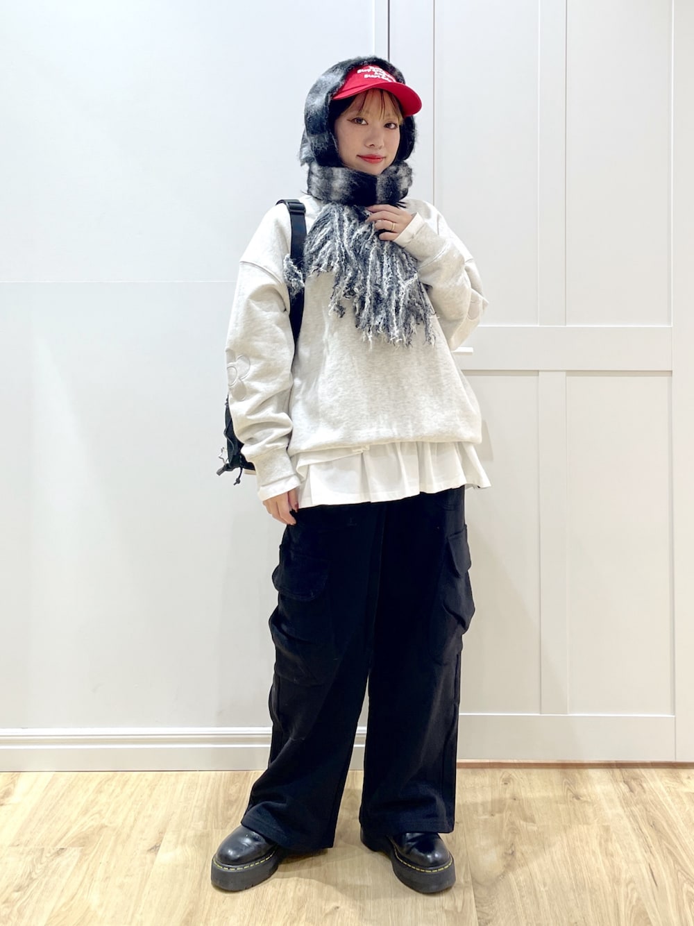 ホワイト系のTシャツ/カットソー、ベージュ系のスウェット、ブラック系のスウェットパンツを着用したレディースの秋コーディネートの1枚目の写真