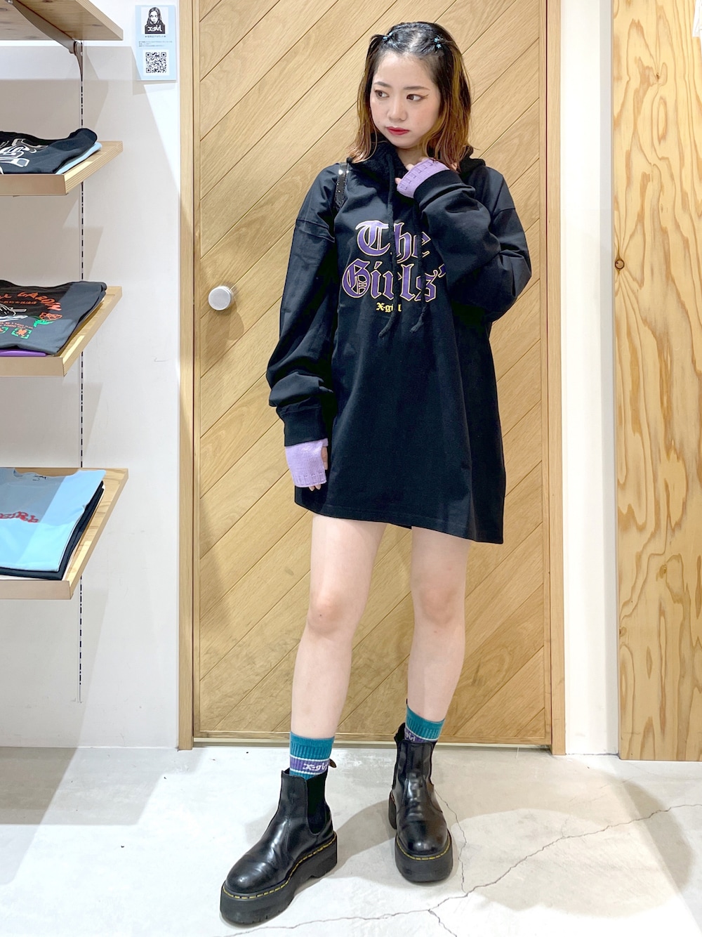 ブラック系のTシャツ/カットソー、ブラック系のブーツ、ブラック系のハンドバッグを着用したレディースの秋コーディネートの1枚目の写真