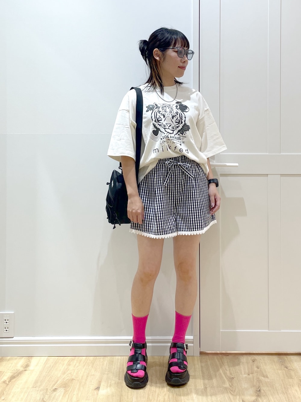 ブラック系のその他パンツ、ホワイト系のTシャツ/カットソー、ブラック系のサンダルを着用したレディースの夏コーディネートの1枚目の写真