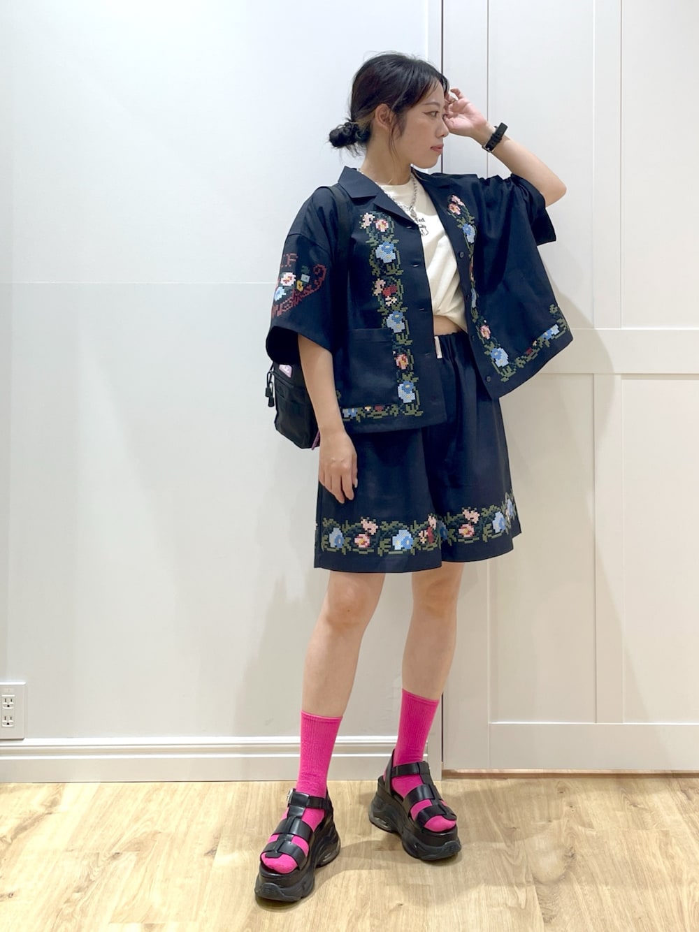 ブラック系のサンダル、ブルー系のその他パンツ、パープル系のショルダーバッグを着用したレディースの夏コーディネートの1枚目の写真