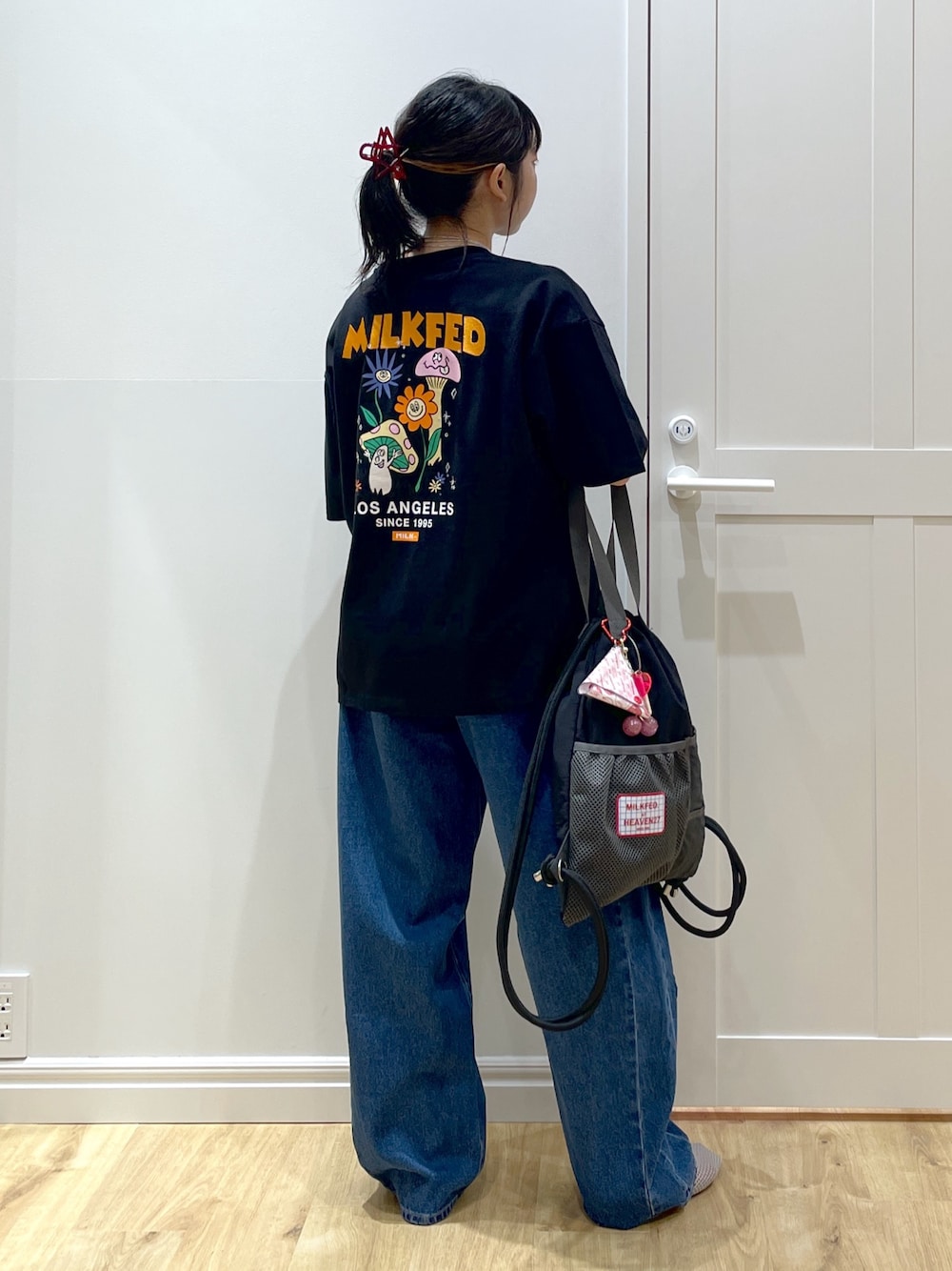 「骨格ストレート、Tシャツ、Tシャツ×デニム、デニム、デニムパンツ、ナップサック、キーホルダー、刺繍、黒Tシャツ、テーマパークコーデ、シンプルコーデ、サンダル、オトナカジュアル、おしゃれさんと繋がりたい、低身長」｜「MILKFED.のWIDE LEG DENIM PANTS（デニムパンツ、ブルー系）」を使った、SAKI 🍣さん（骨格ストレート・レディース・151cm）の夏コーディネートの1枚目の写真
