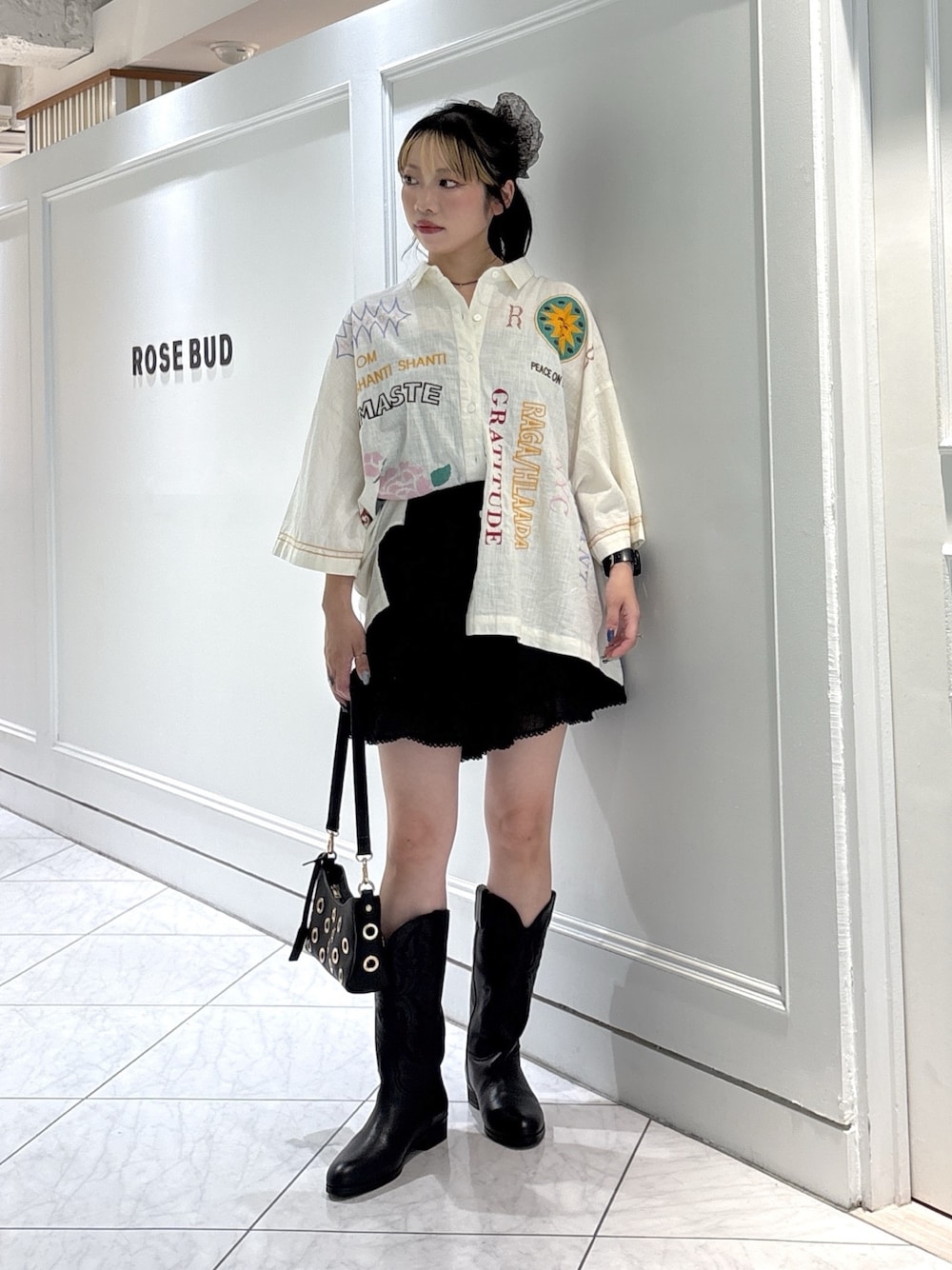 その他のシャツ/ブラウス、ブラック系のブーツ、ブラック系のショルダーバッグを着用したレディースの夏コーディネートの1枚目の写真
