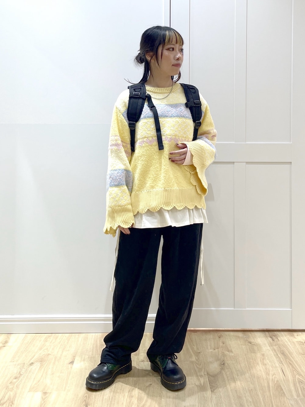 ピンク系のTシャツ/カットソー、イエロー系のニット/セーター、ブラック系のスウェットパンツを着用したレディースの秋コーディネートの1枚目の写真