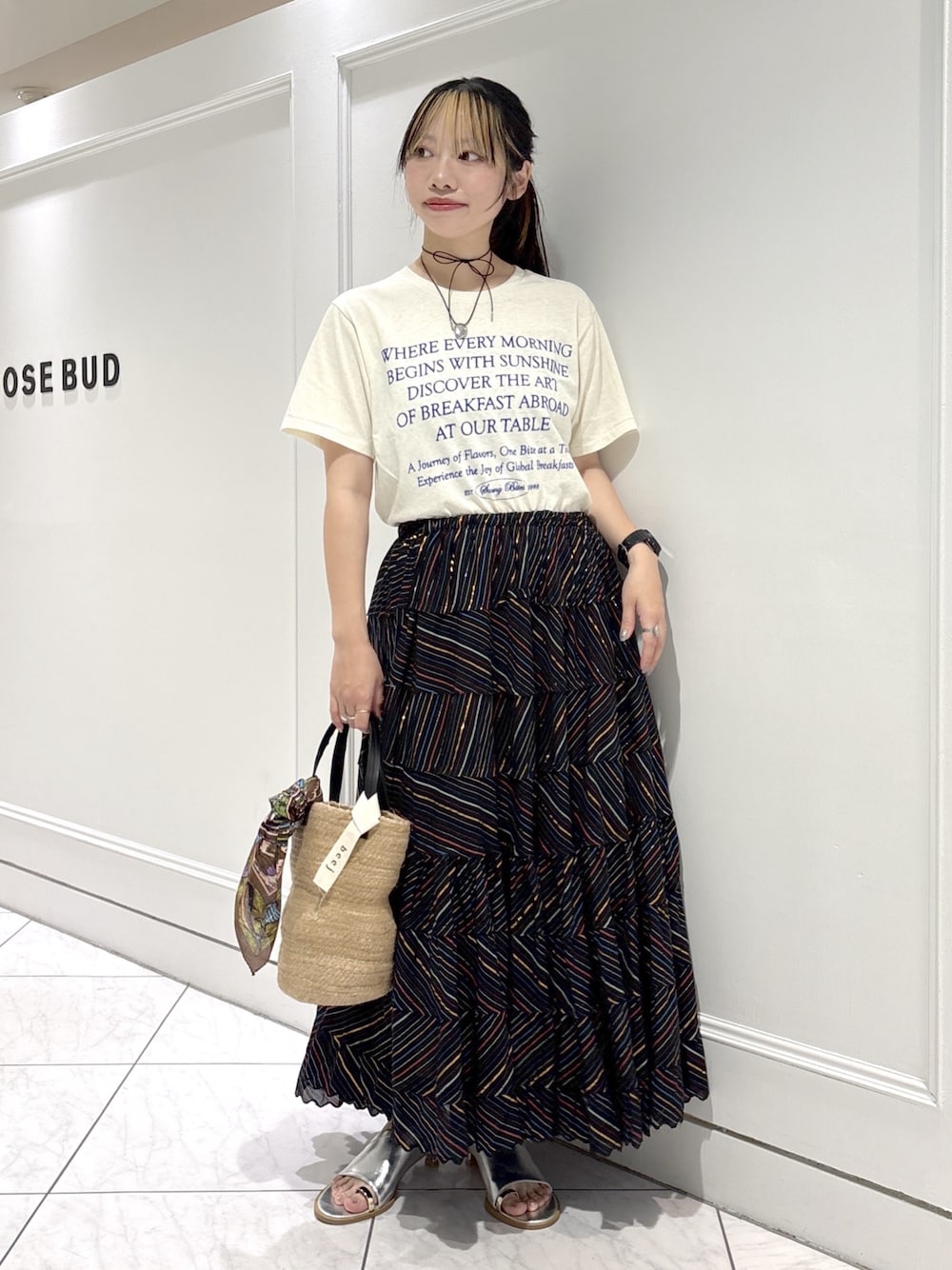 ベージュ系のトートバッグ、シルバー系のサンダル、ホワイト系のTシャツ/カットソーを着用したレディースの春コーディネートの1枚目の写真