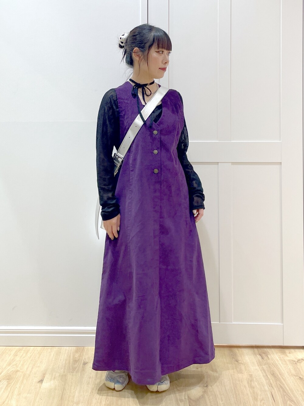 パープル系のワンピース、ブラック系のTシャツ/カットソー、シルバー系のショルダーバッグを着用したレディースの秋コーディネートの1枚目の写真