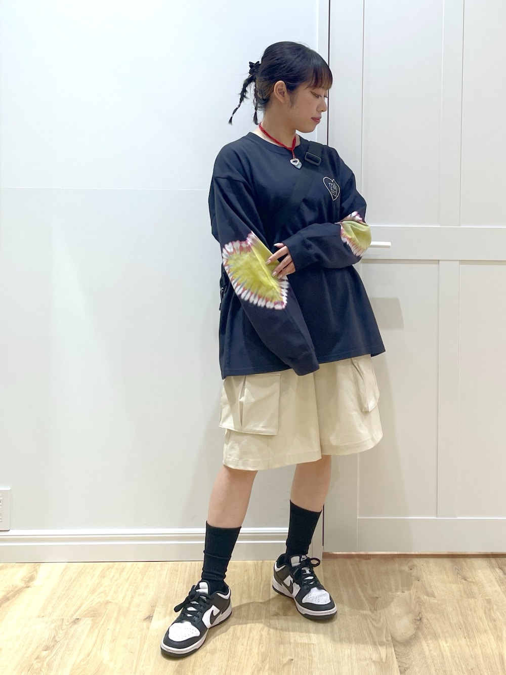 「ハーフパンツ、カーゴパンツ、BBQ、骨格ストレート、低身長、ロンT、長袖Tシャツ、タイダイ柄、オーバーサイズ、ヘアアレンジ、ショルダーバッグ、ワイドパンツ、ショートパンツ、スニーカー、低身長コーデ」｜「MILKFED.のTIE DYED HEARTS L/S TEE（Tシャツ/カットソー、ブルー系）」を使った、SAKI 🍣さん（骨格ストレート・レディース・151cm）の春コーディネートの1枚目の写真
