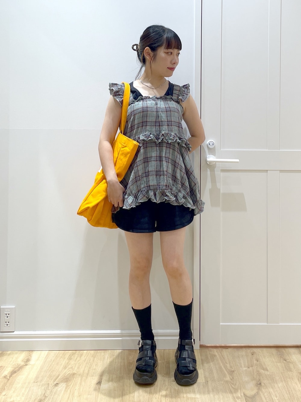 グリーン系のTシャツ/カットソー、ブラック系のスウェットパンツ、ブラック系のサンダルを着用したレディースの夏コーディネートの1枚目の写真