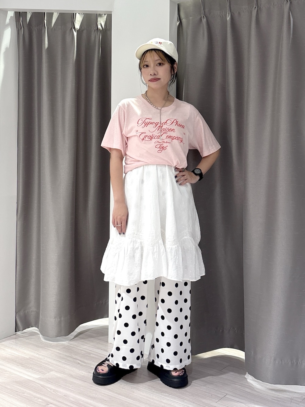 ホワイト系のその他パンツ、ピンク系のTシャツ/カットソー、ホワイト系のワンピースを着用したレディースの夏コーディネートの1枚目の写真