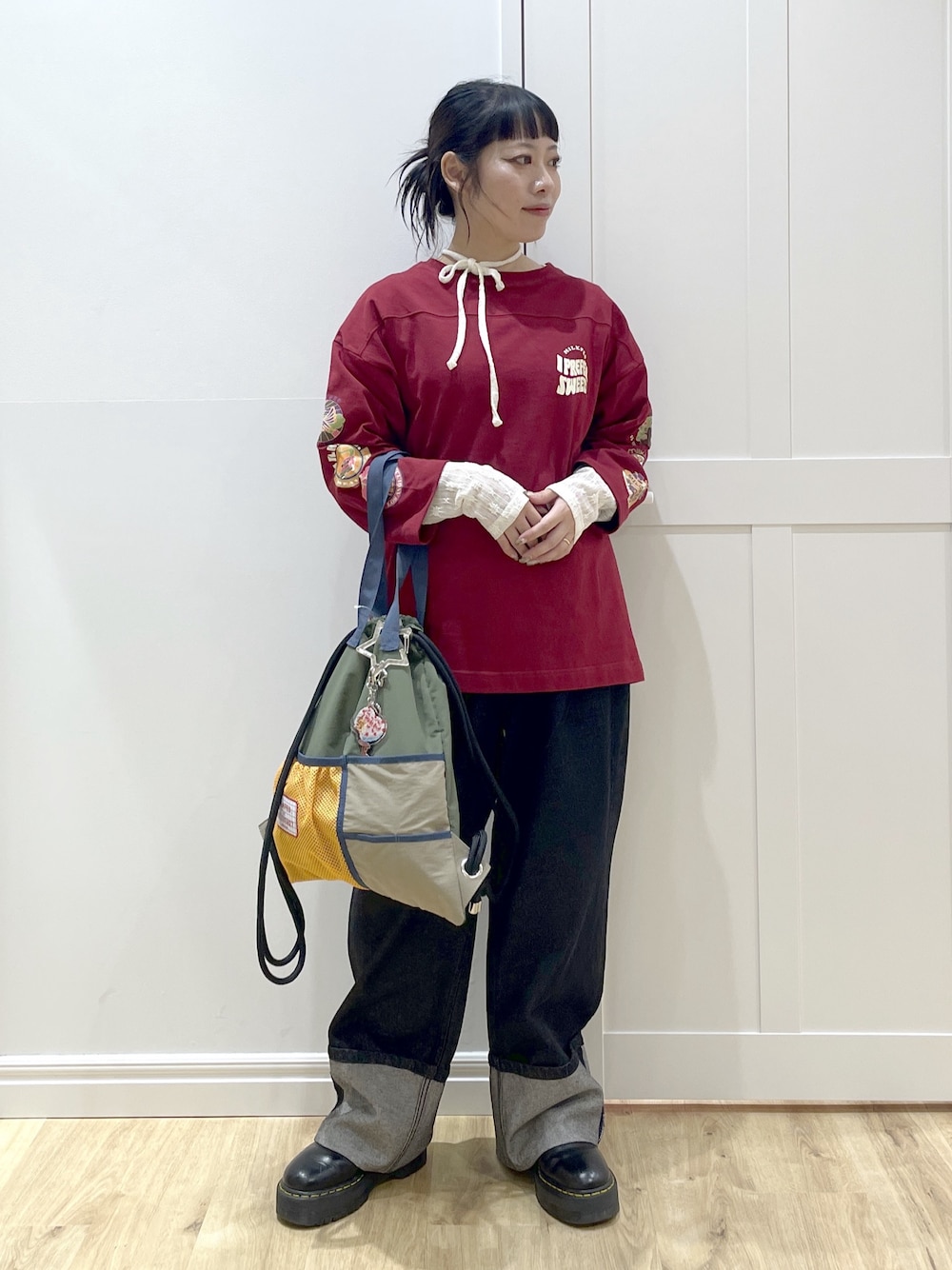 ブルー系のデニムパンツ、レッド系のTシャツ/カットソー、ホワイト系のTシャツ/カットソーを着用したレディースの秋コーディネートの1枚目の写真