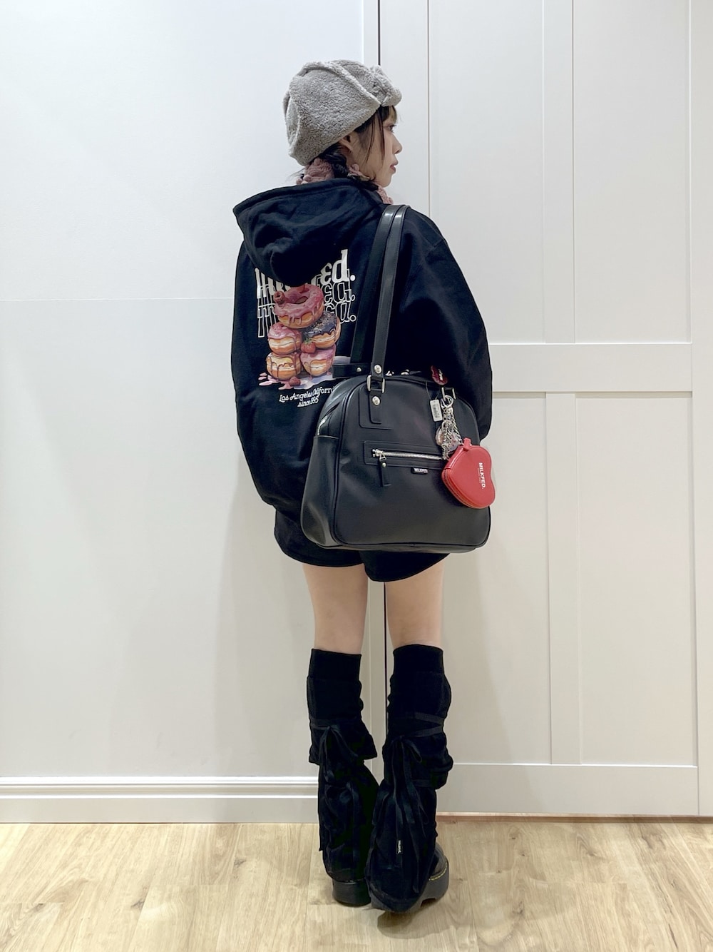 ブラック系のボストンバッグ、ブラック系のスウェットパンツ、ブラック系のパーカーを着用したレディースの秋コーディネートの1枚目の写真