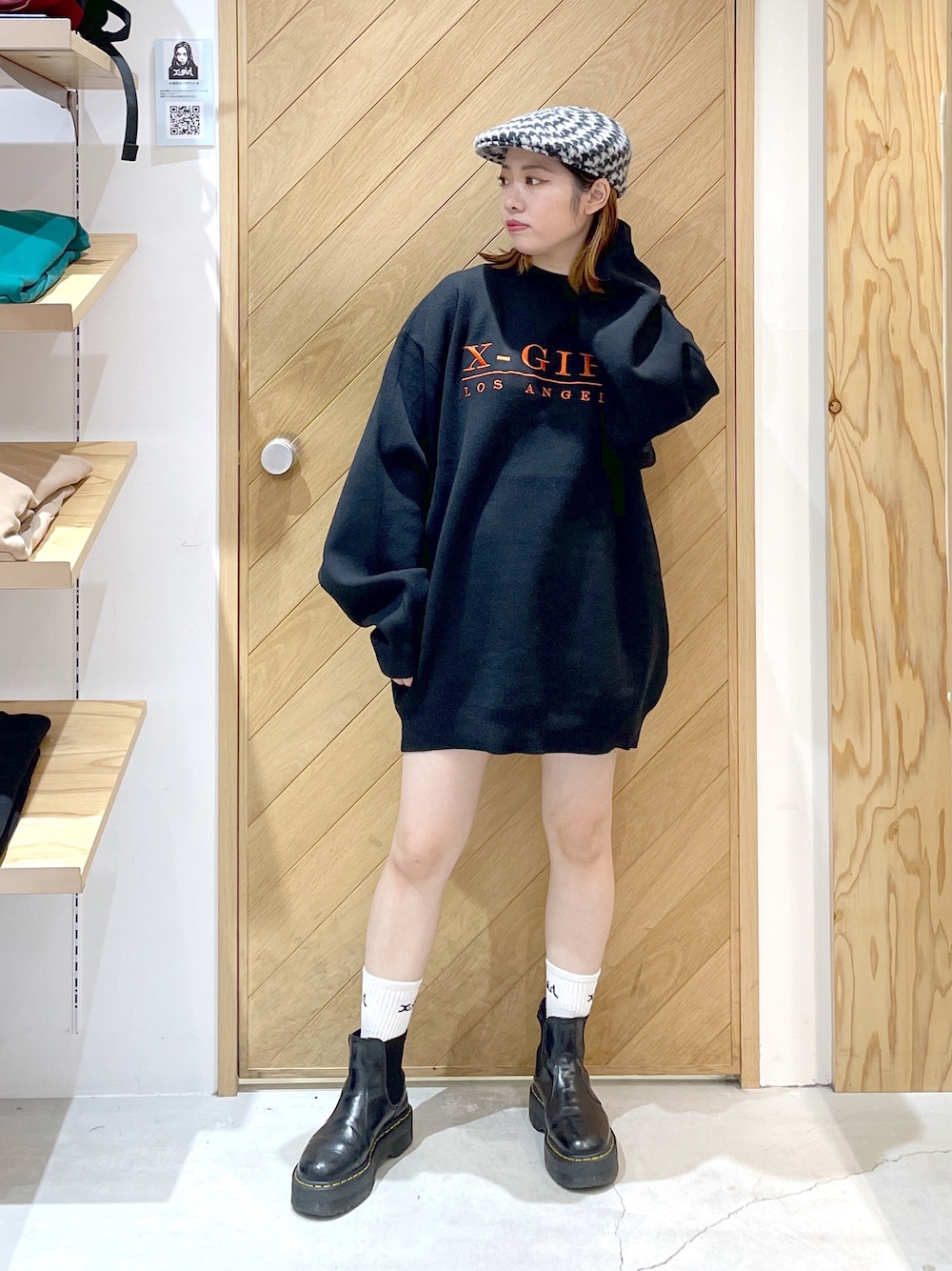「ニット、キャスケット、ブーツ、ドクターマーチン、x-girl、白ソックス、エックスガール、ミニワンピ、ビッグシルエット、オーバーサイズ、ストリート、ストリートコーデ、ラクチンコーデ」｜「X-girlのEMBROIDERED SERIF LOGO KNIT（ニット/セーター、ブラック系）」を使った、SAKI 🍣さん（レディース・151cm）の秋コーディネートの1枚目の写真