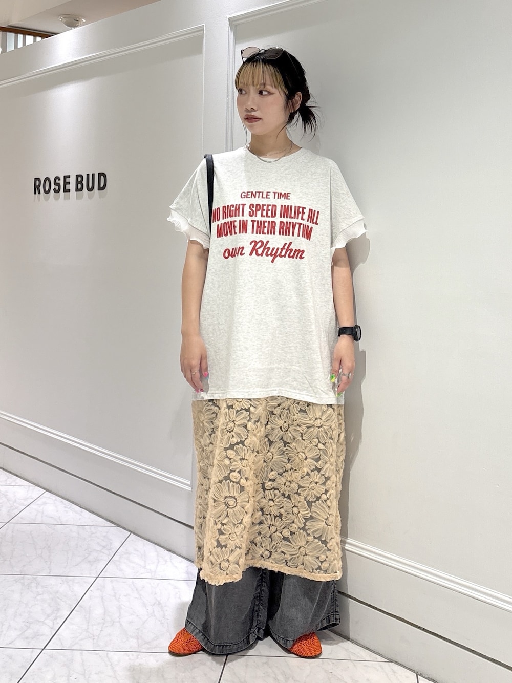 ベージュ系のワンピース、ブラック系のパンプス、ブラック系のショルダーバッグを着用したレディースの夏コーディネートの1枚目の写真