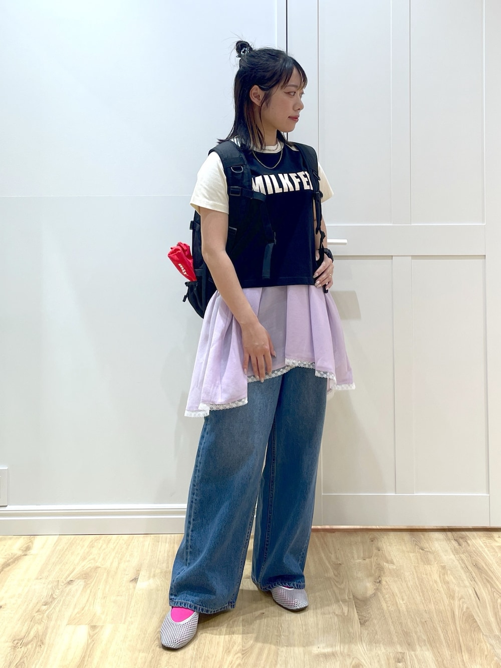 「レイヤードスタイル、ピンクシャツ、黒Tシャツ、きれいめカジュアル、デニム、夏コーデ、大人女子、ラクチンコーデ、おしゃれさんと繋がりたい、夏ファッション、着回しコーデ、Tシャツコーデ、骨格ストレート、GU、バックパック」｜「MILKFED.のCOOPER HEART WIDE DENIM PANTS（デニムパンツ、ブルー系）」を使った、SAKI 🍣さん（骨格ストレート・レディース・151cm）の夏コーディネートの1枚目の写真
