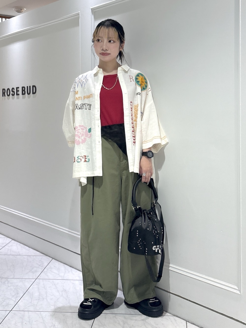グリーン系のデニムパンツ、レッド系のタンクトップ、ブラック系のサンダルを着用したレディースの夏コーディネートの1枚目の写真