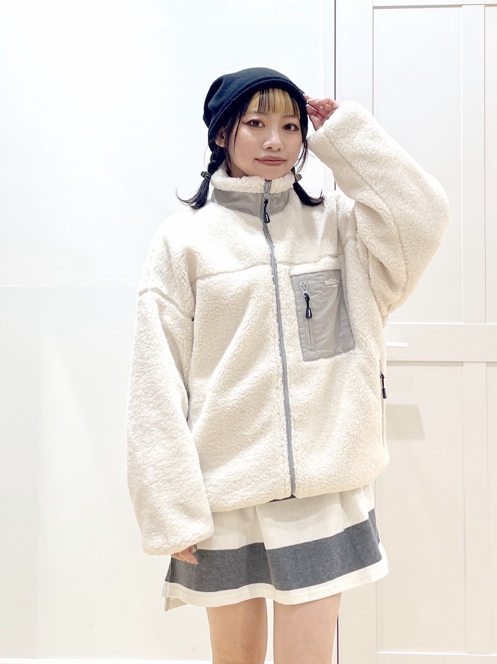 ホワイト系のブルゾン、グレー系のTシャツ/カットソー、レッド系のメッセンジャーバッグを着用したレディースの秋コーディネートの1枚目の写真
