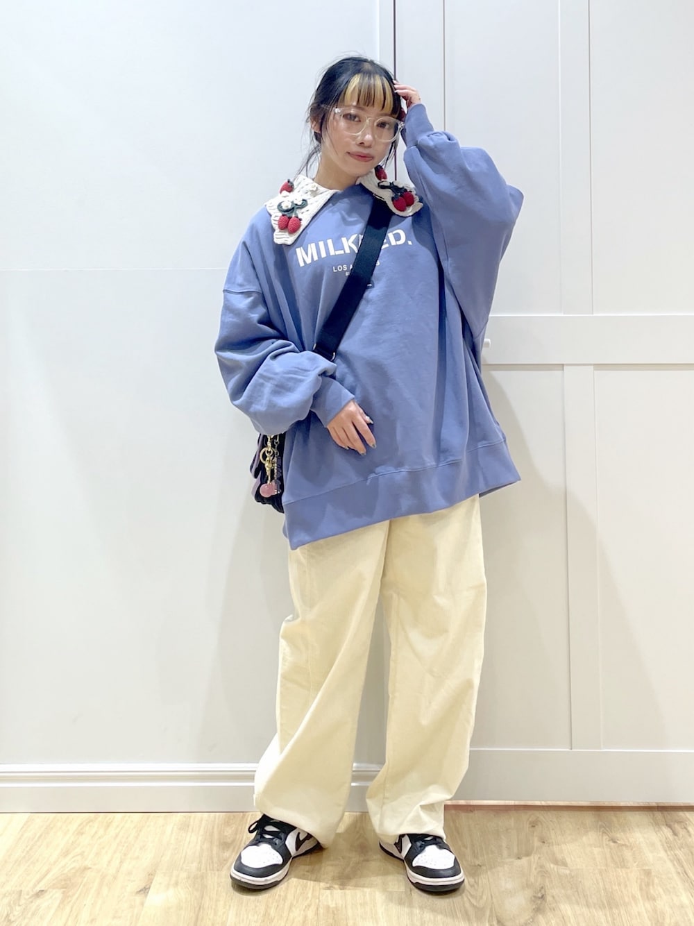 ホワイト系のカーディガン/ボレロ、ブルー系のスウェット、ホワイト系のその他パンツを着用したレディースの秋コーディネートの1枚目の写真