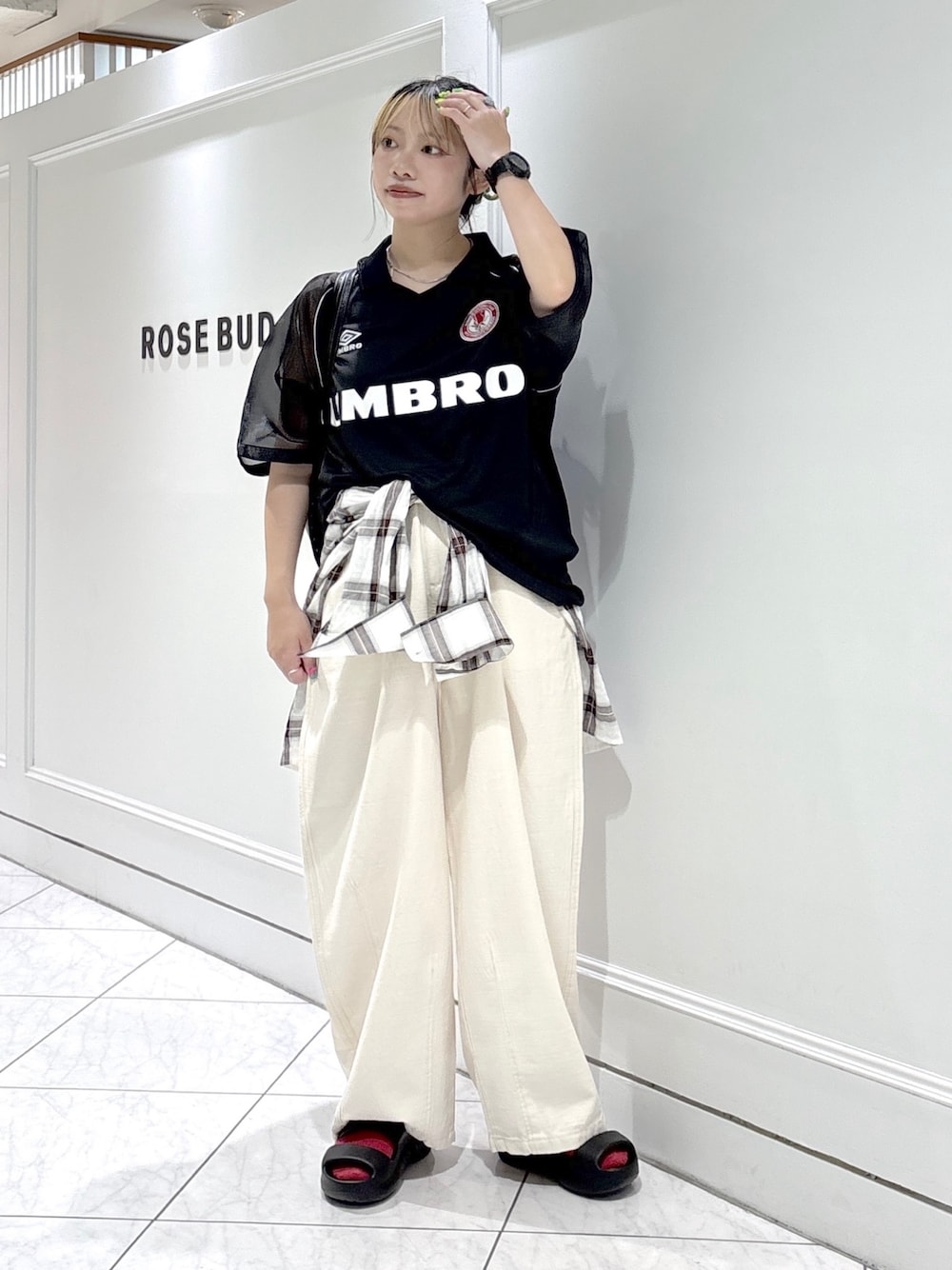 ホワイト系のシャツ/ブラウス、ブラック系のサンダル、ブラック系のTシャツ/カットソーを着用したレディースの夏コーディネートの1枚目の写真