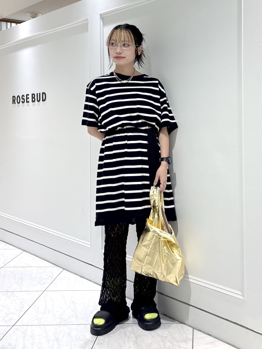 ブラック系のワンピース、ブラック系のその他パンツ、ブラック系のサンダルを着用したレディースの夏コーディネートの1枚目の写真