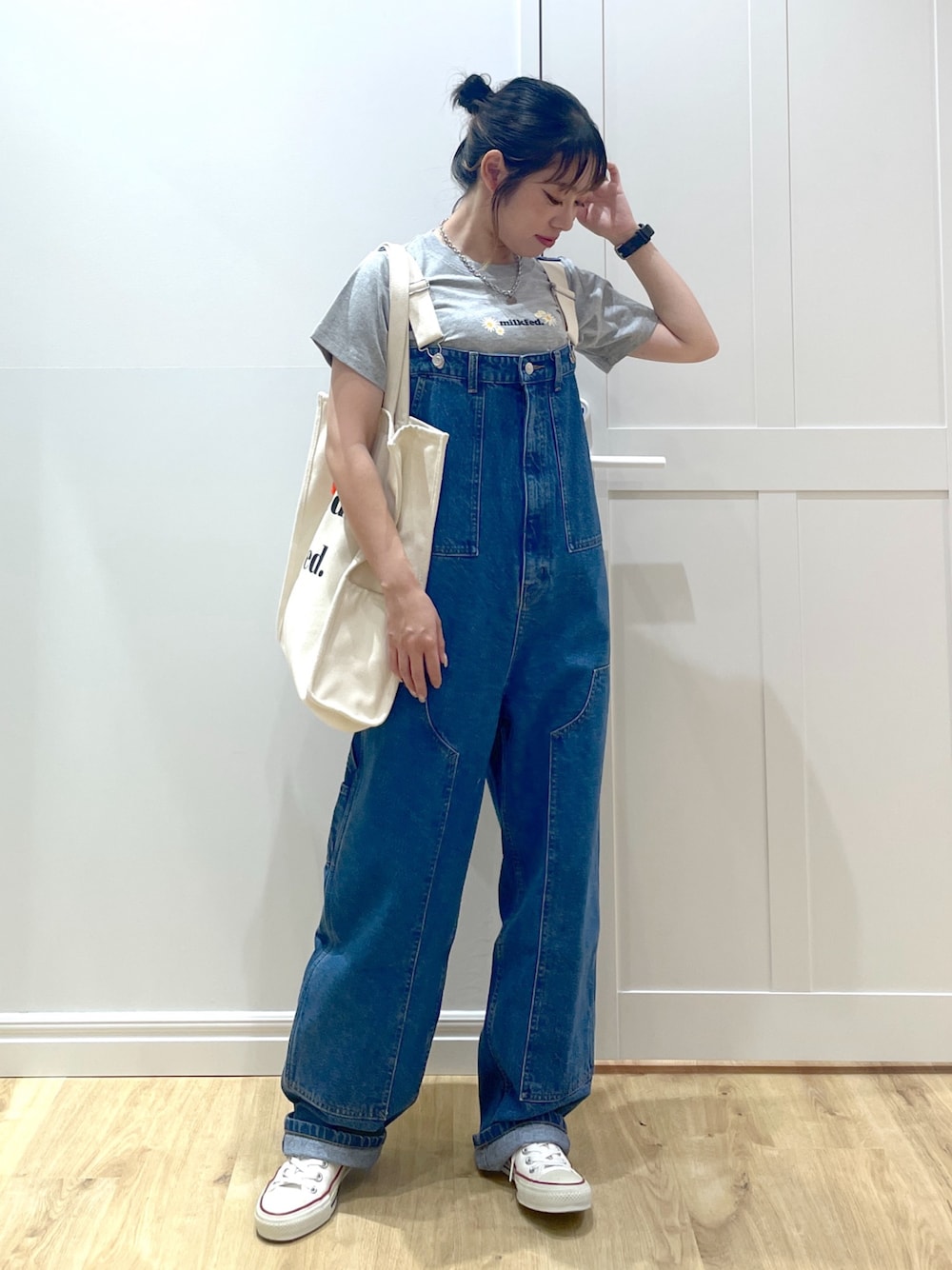 「レイヤードスタイル、骨格ストレート、サロペット、オーバーオール、オールインワン、コンバース、トートバッグ、デニム、スニーカー、夏コーデ、ショルダーバッグ、大人かわいい、楽チンコーデ、ゆるコーデ、150cm台コーデ」｜「CONVERSEのconverse コンバース ALL STAR オールスター ローカット（スニーカー、ホワイト系）」を使った、SAKI 🍣さん（骨格ストレート・レディース・151cm）の夏コーディネートの1枚目の写真