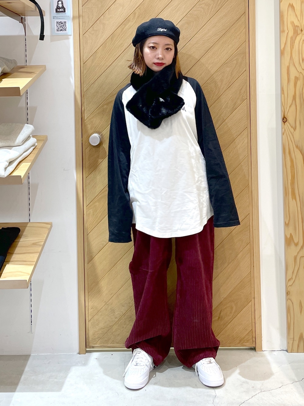 レッド系のその他パンツ、ホワイト系のスニーカー、ホワイト系のTシャツ/カットソーを着用したレディースの秋コーディネートの1枚目の写真