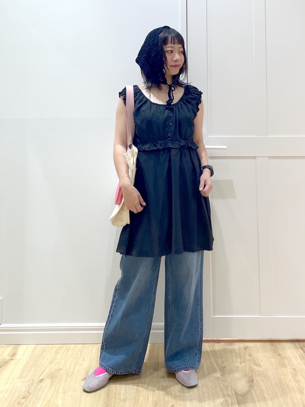 ホワイト系のトートバッグ、ブラック系のワンピース、ブルー系のデニムパンツを着用したレディースの夏コーディネートの1枚目の写真