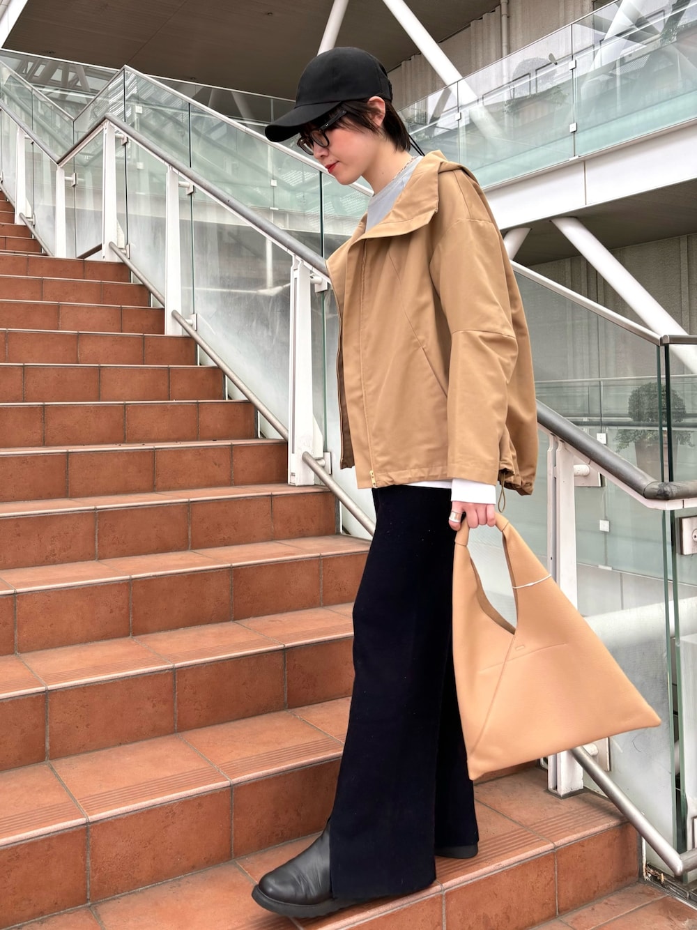 「休日スタイル、ブーツ、レイヤードスタイル、キャップ、ブルゾン、カジュアルコーデ、春アウター、シンプル、メガネ女子、ニットパンツ、高身長、高身長女子、休日コーデ、スウェット、レイヤード」｜「collexのPERTEX UNLIMITED グログランフードブルゾン（ブルゾン、ベージュ系）」を使った、yukikoさん（レディース・166cm）の冬コーディネートの1枚目の写真