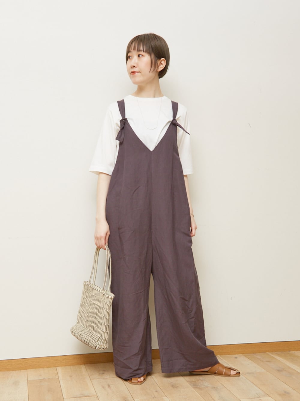 「フェススタイル、白Tシャツ、サロペット、リネン、ワイドパンツ、夏コーデ、休日スタイル、ラクチンコーデ、骨格ナチュラル、30代コーデ、サンダル、ボブ、高身長、高身長女子、高身長コーデ」｜「collexの【手洗い可】リネン混イージークロス サロペット（サロペット/オーバーオール、グレー系）」を使った、yukikoさん（レディース・166cm）の夏コーディネートの1枚目の写真