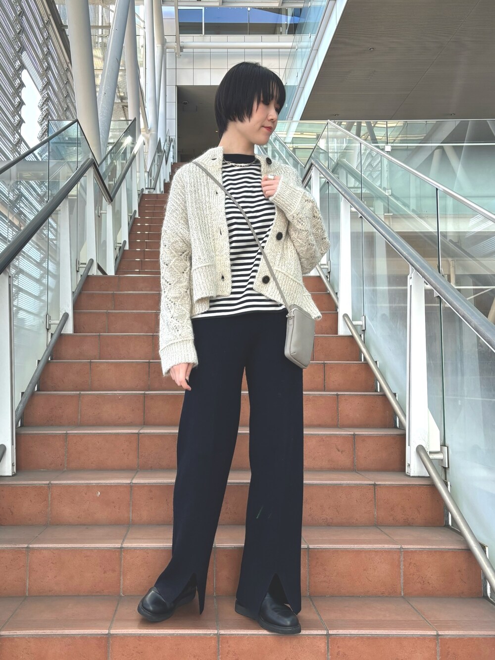 「シンプルコーデ、淡色コーデ、パンツスタイル、ニットカーディガン、ニットコーデ、ボーダー、モノトーンコーデ、スマホショルダー、ニットパンツ、スリット、シンプルスタイル、シンプル、今日のコーデ、ショート丈、高身長コーデ」｜「collexの【セットアップ対応】ファインウールニットパンツ（その他パンツ、ブルー系）」を使った、yukikoさん（レディース・166cm）の冬コーディネートの1枚目の写真