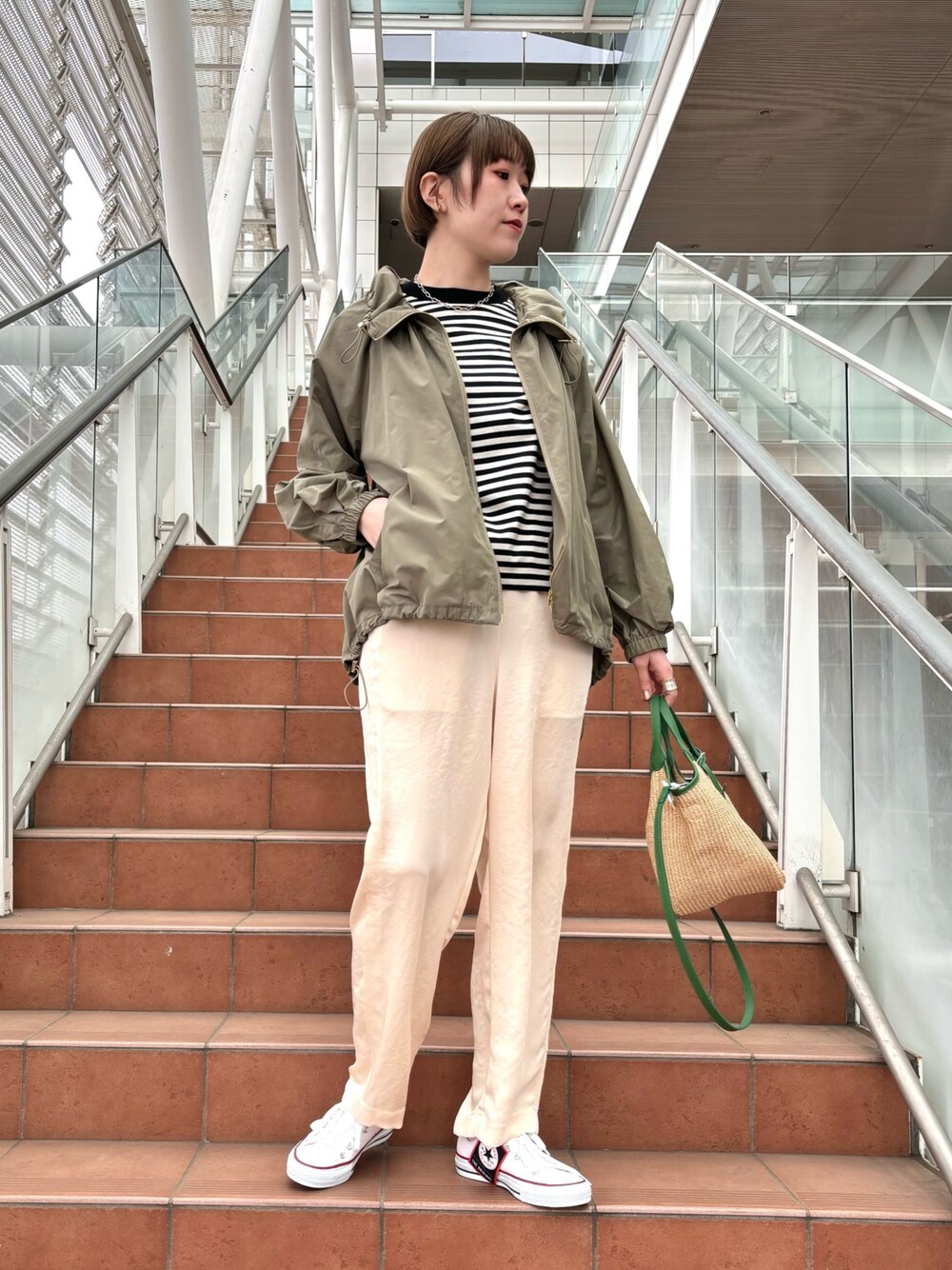 「スニーカー、春アウター、カラーパンツ、ボーダー、トートバッグ、大人カジュアル、ボブ、シンプルコーデ、シンプルスタイル、サテンパンツ、ボーダートップス、ブルゾン、マルコマージ、コンバース、大人カジュアルコーデ」｜「collexの＜手洗い可能＞リラックスサテンパンツ（その他パンツ、ベージュ系）」を使った、yukikoさん（レディース・166cm）の春コーディネートの1枚目の写真