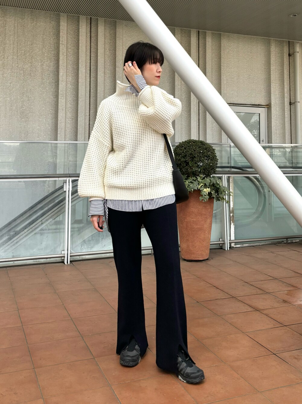 「大人カジュアル、ラクチンコーデ、モノトーンコーデ、高身長女子、ニットパンツ、ニット、白ニット、ストライプシャツ、シンプルコーデ、シンプルスタイル、ハーフムーンバック、スニーカー、スニーカーコーデ、シャツスタイル、ゆるコーデ」｜「collexのワッフルタートルニットプルオーバー（ニット/セーター、ホワイト系）」を使った、yukikoさん（レディース・166cm）の冬コーディネートの1枚目の写真