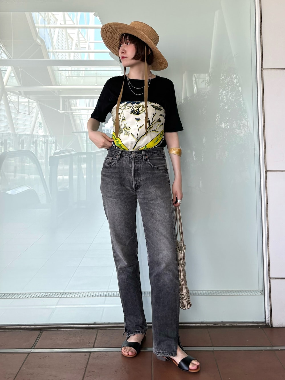 「夏コーデ、夏だ！Tシャツ着よう！、スカーフ、スカーフアレンジ、マクラメバッグ、デニムコーデ、麦わら帽子、ストローハット、ブラックコーデ、サンダルコーデ、Tシャツ×デニム、Tシャツ、Tシャツコーデ、高身長、高身長コーデ」｜「collexの【接触冷感・UVカット】コンパクトクールTシャツ（Tシャツ/カットソー、ブラック系）」を使った、yukikoさん（レディース・166cm）の夏コーディネートの1枚目の写真