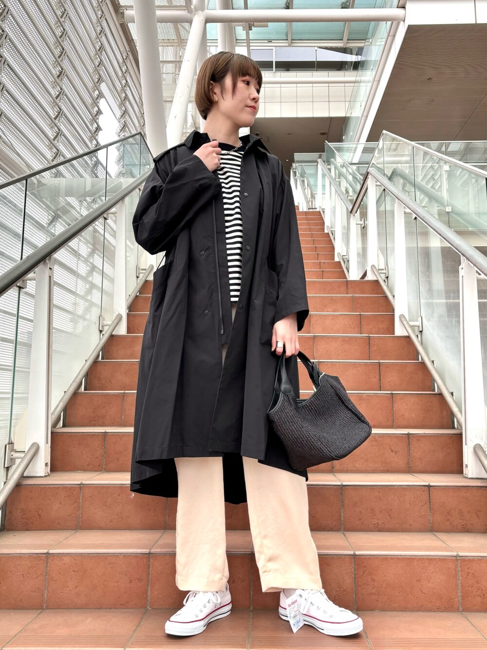 「モノトーン、スニーカー、春アウター、カラーパンツ、ボーダー、パンツコーデ、春コーデ、大人カジュアル、春ファッション、春コート、高身長女子、ボーダートップス、シンプルカジュアル、サテンパンツ、シンプルスタイル」｜「marco masiの【MARCO MASI/マルコマージ】レザーハンドルラフィアバッグ M（トートバッグ、ブラック系）」を使った、yukikoさん（レディース・166cm）の春コーディネートの1枚目の写真