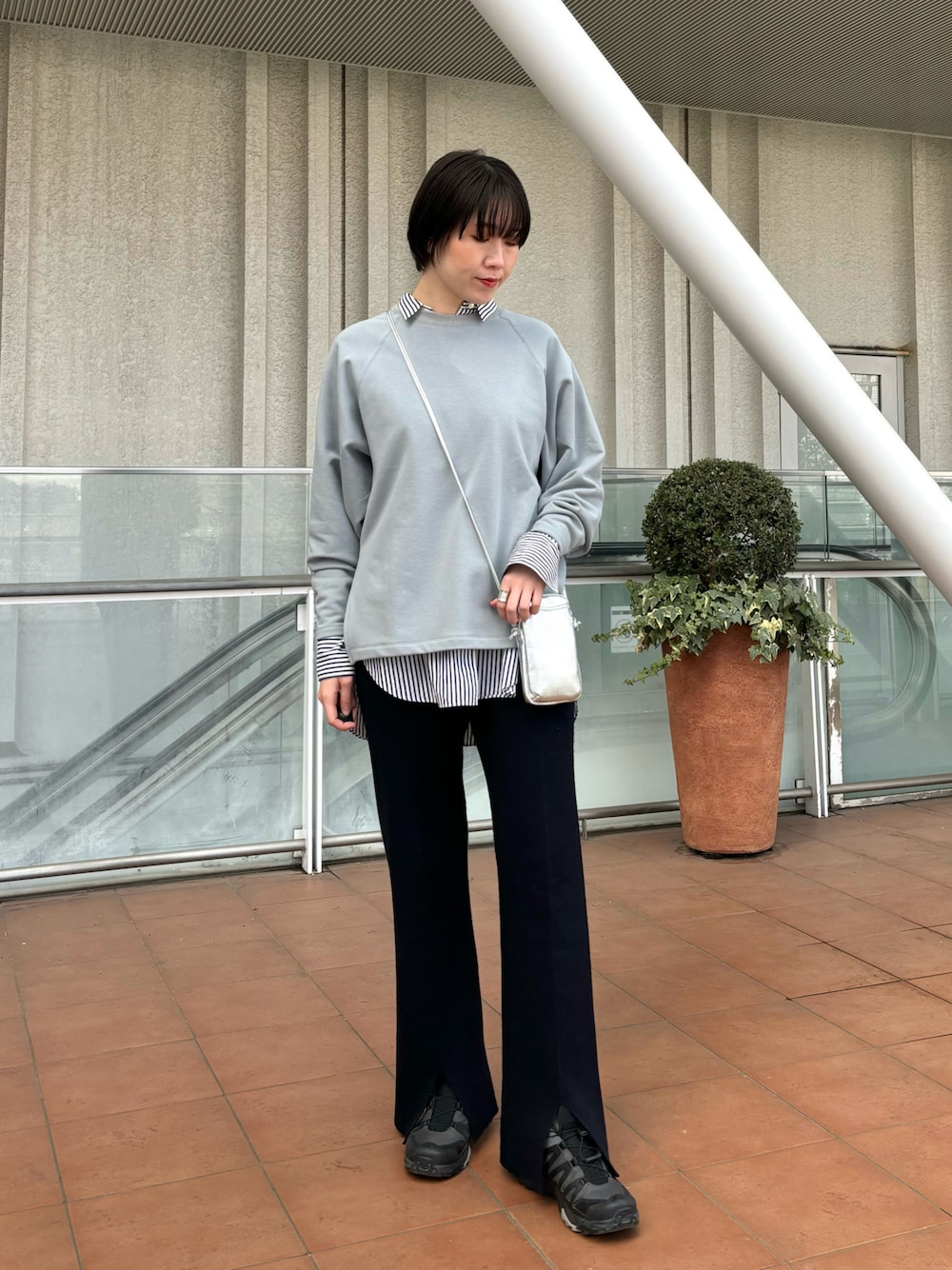 「大人カジュアル、ラクチンコーデ、ネイビー、サックスブルー、スニーカーコーデ、スニーカー、スリット、スマホショルダー、レイヤードスタイル、シンプルコーデ、シンプル、シンプルスタイル、シンプルカジュアル、スウェット、春コーデ」｜「collexのサイドスリットフォルム裏毛プルオーバー（スウェット、ブルー系）」を使った、yukikoさん（レディース・166cm）の冬コーディネートの1枚目の写真