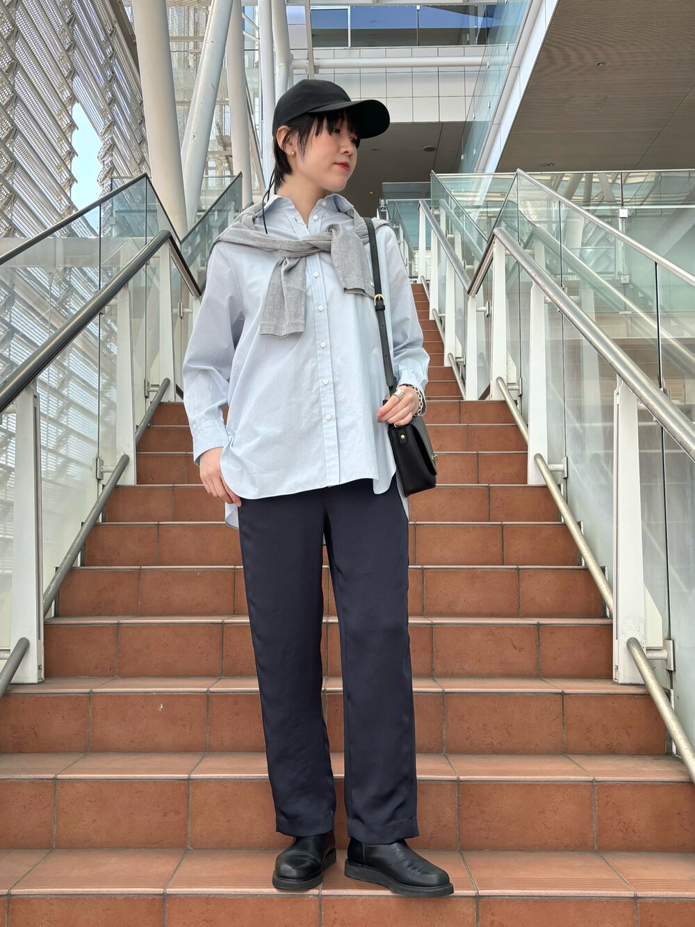「大人カジュアル、休日スタイル、春服、オトナカジュアル、パンツコーデ、ショルダーバッグ、高身長女子、シャツスタイル、お出かけコーデ、ブルーコーデ、キャップ、カーディガン、シンプルコーデ、春色、シンプルスタイル」｜「La Maison de LyllisのLa Maison de Lyllis(ラ メゾン ド リリス) SKYCAP/スカイキャップ（キャップ、ブラック系）」を使った、yukikoさん（レディース・166cm）の冬コーディネートの1枚目の写真