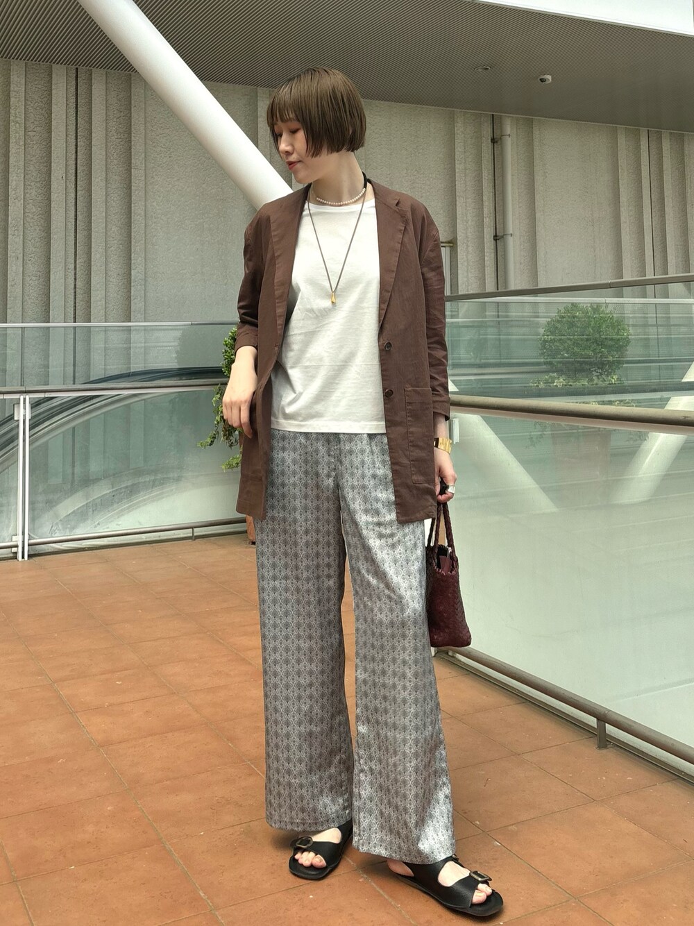 「大人カジュアル、ラクチンコーデ、リネン、リネンジャケット、ジャケットコーデ、Tシャツコーデ、Tシャツ、柄パンツ、サンダルコーデ、高身長、高身長コーデ、30代コーデ、簡単コーデ、大人カジュアルコーデ、休日コーデ」｜「collexの【接触冷感・UVカット】コンパクトクールTシャツ（Tシャツ/カットソー、ホワイト系）」を使った、yukikoさん（レディース・166cm）の春コーディネートの1枚目の写真